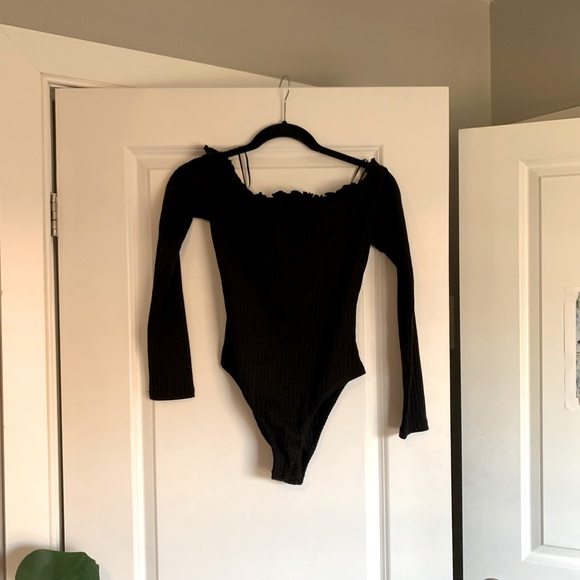 Black ruffle long sleeve bodysuit - Picture 1 of 2
